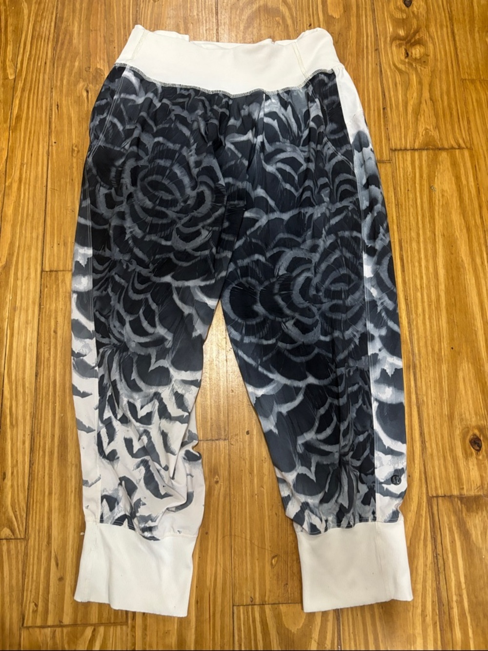 Lululemon Dance To Yoga Pants Size 8 Gray & White Pattern w/Roll-Down Waistband